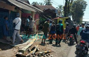 Truk Bermuatan Gabah Tabrak Dua Rumah di Pinggir Jalan Jember-Lumajang