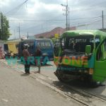Foto: Adu moncong Kedua kendaraan angkot antar kota Isuzu Elf di Jalan Raya Jember - Lumajang.