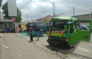 Angkot di Jember Adu Moncong, Dua Sopir Luka-luka