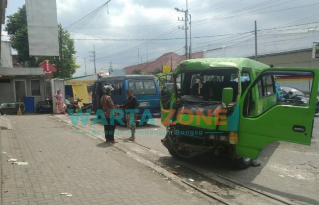 Foto: Adu moncong Kedua kendaraan angkot antar kota Isuzu Elf di Jalan Raya Jember - Lumajang.