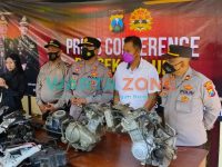 DIPAJANG: Beberapa barang bukti onderdil hasil curian motor yang sudah dipreteli saat ditunjukkan di Mapolsek Balung (Foto: Nur Imatus Safitri)
