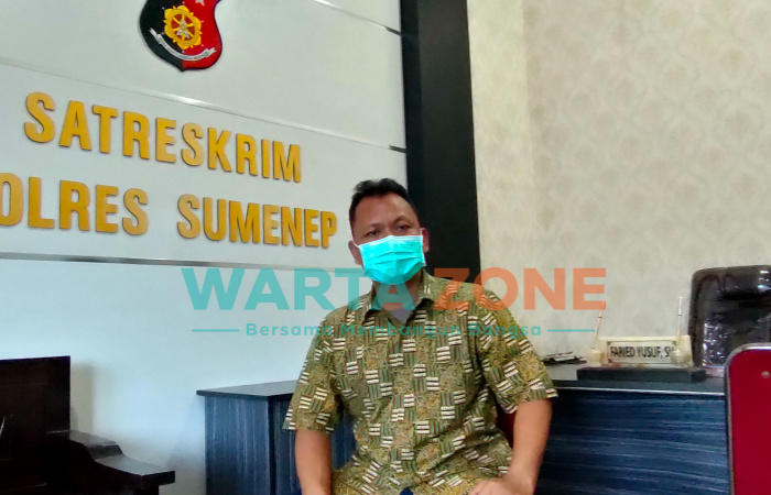 BERMASKER: Kasat Reskrim Polres Sumenep, AKP Fared Yusuf saat ditemui di ruang kerjanya (Foto: Abd Wakid)
