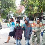 DIGELANDANG: Pengamen jalanan saat diamankan oleh Satpol PP Pamekasan (Foto: Agus Wandi)