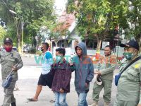 DIGELANDANG: Pengamen jalanan saat diamankan oleh Satpol PP Pamekasan (Foto: Agus Wandi)