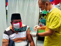 BERSAHAJA: Kepala Desa Banbaru, Zainal saat disuntik Vaksin Sinovac kali kedua di Puskesmas Pembantu Giliraja (Foto: Zainal Arifin)