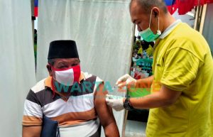 Kepala Desa Banbaru Giliraja Jalani Vaksinasi Tahap Kedua