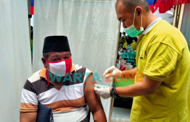 BERSAHAJA: Kepala Desa Banbaru, Zainal saat disuntik Vaksin Sinovac kali kedua di Puskesmas Pembantu Giliraja (Foto: Zainal Arifin)