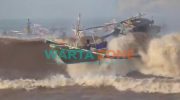 EKSTREM: Ombak besar saat menghantam perahu nelayan di Pantai Pancer Kecamatan Puger, Jember.