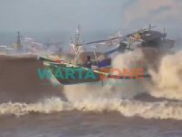 EKSTREM: Ombak besar saat menghantam perahu nelayan di Pantai Pancer Kecamatan Puger, Jember.
