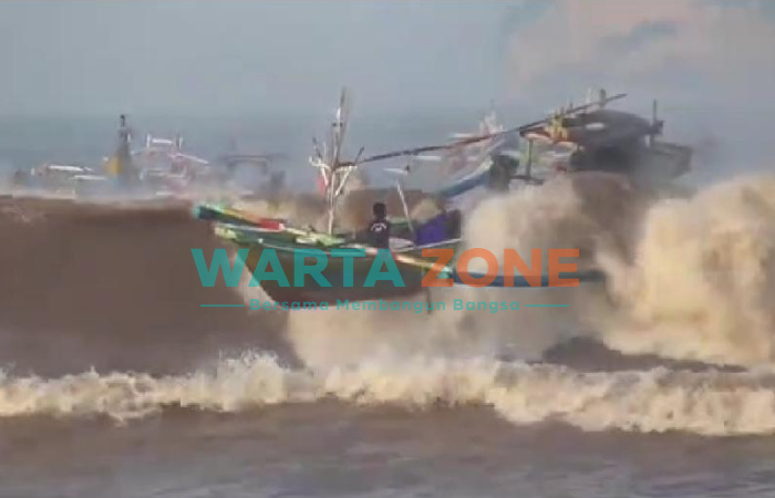 EKSTREM: Ombak besar saat menghantam perahu nelayan di Pantai Pancer Kecamatan Puger, Jember.