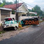 TERGULING: Dua mobil pikap usai diseruduk truk pengangkut sayur (Foto: Humas Polres Sumenep)