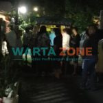 BERJUBEL: Sejumlah warga tampak memadati halaman rumah korban saat ambulan tiba (Foto: Nur Imatus Safitri)