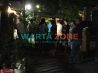 BERJUBEL: Sejumlah warga tampak memadati halaman rumah korban saat ambulan tiba (Foto: Nur Imatus Safitri)