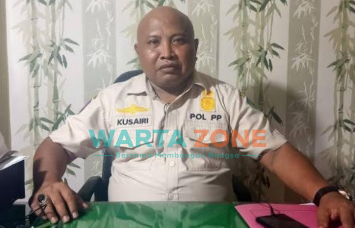 TEGAS: Kepala Satpol PP Kabupaten Pamekasan, Kusairi saat ditemui di ruang kerjanya (Foto: Agus Wandi)
