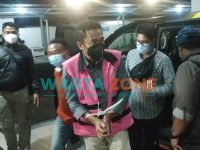 PASRAH: DPO tersangka kasus korupsi Pasar Manggisan saat tiba di Kejari Jember (Foto: Nur Imatus Safitri)