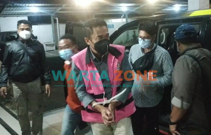 PASRAH: DPO tersangka kasus korupsi Pasar Manggisan saat tiba di Kejari Jember (Foto: Nur Imatus Safitri)
