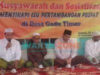 KOMPAK: Sejumlah kiai dan tokoh masyarakat di Sumenep tolak penambangan fosfat (Foto: Dok. WARTA ZONE)