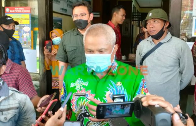LUGAS: Kepala Dinas Sosial (Dinsos) Sumenep, Moh. Iksan, saat menyampaikan regulasi bantuan sosial (Foto: Abd Wakid)