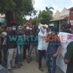 ASPIRATIF: GPMS saat melakukan aksi unjuk rasa di depan kantor Dinsos Sumenep (Foto: Abd Wakid)