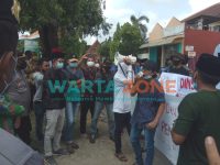 ASPIRATIF: GPMS saat melakukan aksi unjuk rasa di depan kantor Dinsos Sumenep (Foto: Abd Wakid)