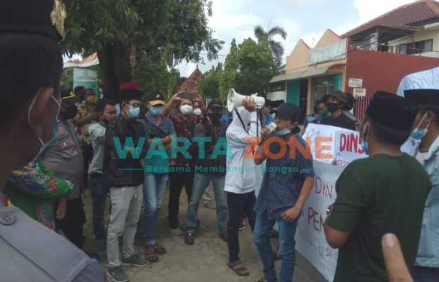 ASPIRATIF: GPMS saat melakukan aksi unjuk rasa di depan kantor Dinsos Sumenep (Foto: Abd Wakid)