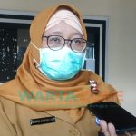 Foto: Plt Kepala Dinas Kesehatan Jember Wiwik Supartiwi, saat dikonfirmasi terkait pemberian vaksinasi Covid-19 terhadap lansia.