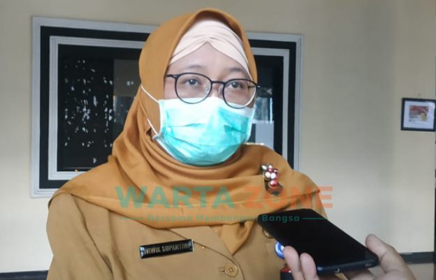 Foto: Plt Kepala Dinas Kesehatan Jember Wiwik Supartiwi, saat dikonfirmasi terkait pemberian vaksinasi Covid-19 terhadap lansia.