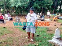INSPIRATIF: Kepala Desa Banbaru, Zainal saat membersihkan lingkungan pemakaman umum bersama warga (Foto: Zainal Arifin)