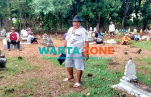 Jelang Ramadan, Kades Banbaru Ajak Warga Bersih-bersih Makam