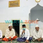 MERAKYAT: Bupati Sumenep, Achmad Fauzi saat memberikan semangat untuk mengaji kepada anak-anak di salah satu Musala di Kecamatan Lenteng (Foto: Dok. WARTA ZONE)