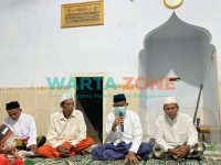 MERAKYAT: Bupati Sumenep, Achmad Fauzi saat memberikan semangat untuk mengaji kepada anak-anak di salah satu Musala di Kecamatan Lenteng (Foto: Dok. WARTA ZONE)