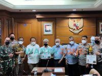 INSPIRATIF: Polres Jember, saat menerima penghargaan dari KLHK dalam meningkatkan kualitas dan efektivitas pengelolaan kawasan Taman Nasional (TN) Meru Betiri (Dok. WARTA ZONE)