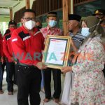 BERLANGSUNG: Proses penyerahan SK program kampung donor darah siaga Desa Ajung (Nur Imatus Safitri)