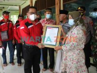 BERLANGSUNG: Proses penyerahan SK program kampung donor darah siaga Desa Ajung (Nur Imatus Safitri)
