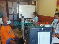 PASRAH: Pelaku saat diperiksa di Mapolsek Semboro terkait bahan peledak yang dibawanya (Foto: Nur Imatus Safitri)