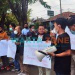 LANTANG: Salah satu wartawan saat menyampaikan orasi di depan Mapolres Sumenep (Foto: Abd Wakid)