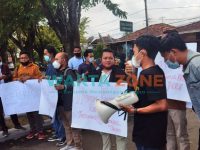 LANTANG: Salah satu wartawan saat menyampaikan orasi di depan Mapolres Sumenep (Foto: Abd Wakid)