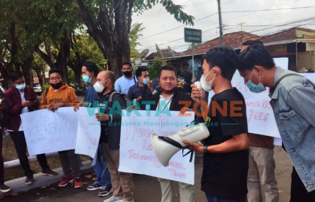 LANTANG: Salah satu wartawan saat menyampaikan orasi di depan Mapolres Sumenep (Foto: Abd Wakid)
