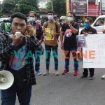 LANTANG: Salah satu wartawan AJI Jember, saat aksi solidaritas terhadap wartawan Majalah Tempo, Nurhadi (Foto: Nur Imatus Safitri)