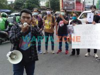 LANTANG: Salah satu wartawan AJI Jember, saat aksi solidaritas terhadap wartawan Majalah Tempo, Nurhadi (Foto: Nur Imatus Safitri)