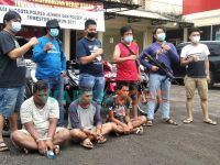 Foto: Anggota Satreskrim Polres Jember saat mengamankan ketiga pelaku curanmor asal Lumajang.