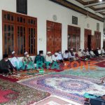 KOMPAK: Sejumlah kiai yang tergabung dalam Forum Sumenep Hijau saat deklarasi menolak penambangan fosfat (Foto: Abd Wakid)