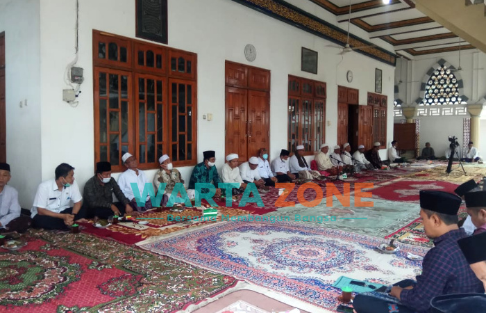 KOMPAK: Sejumlah kiai yang tergabung dalam Forum Sumenep Hijau saat deklarasi menolak penambangan fosfat (Foto: Abd Wakid)