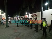 BERBARIS: Pasukan pengaman ibadah paskah di Gereja Katholik Maria Gunung Karmel Sumenep (Foto: Dok. WARTA ZONE)