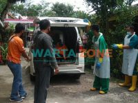 DIEVAKUASI: Mayat Abdul Gani saat dibawa dari rumahnya ke kamar mayat RSD dr. Soebandi Jember untuk dilakukan autopsi (Foto: Nur Imatus Safitri)