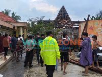 BERANTAKAN: Sejumlah bangunan tampak rusak akibat angin puting beliung di Kalianget (Foto: Dok. WARTA ZONE)