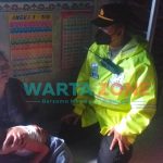 LUKA: Salah satu korban puting beliung di Kecamatan Kalianget saat ditanya polisi (Foto: Dok. for WARTA ZONE)