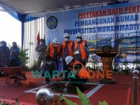 RESMI: Bupati Jember, Hendy Siswanto saat meletakkan batu pertama pembangunan Rumah Sakit Universitas Muhammadiyah Jember (Foto: Nur Imatus Safitri)