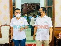BERSAHABAT: Bupati Pamekasan, Baddrut Tamam tampak akrab dengan mantan Direktur Utama TVRI, Helmy Yahya (Foto: Dok. WARTA ZONE)