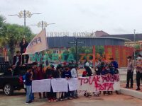 BERLANJUT: Sejumlah mahasiswa kembali berunjuk rasa menolak penambangan fosfat (Foto: Abd Wakid)